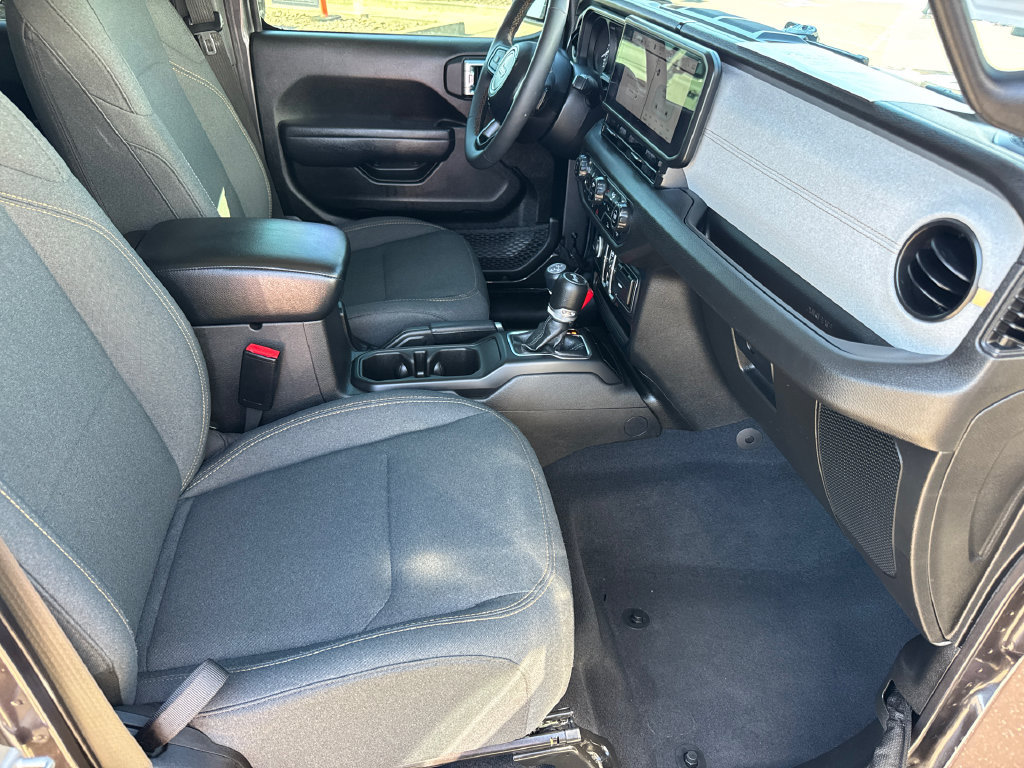Used 2024 Jeep Wrangler Unlimited w/ Convenience Group AWD/4WD image 17