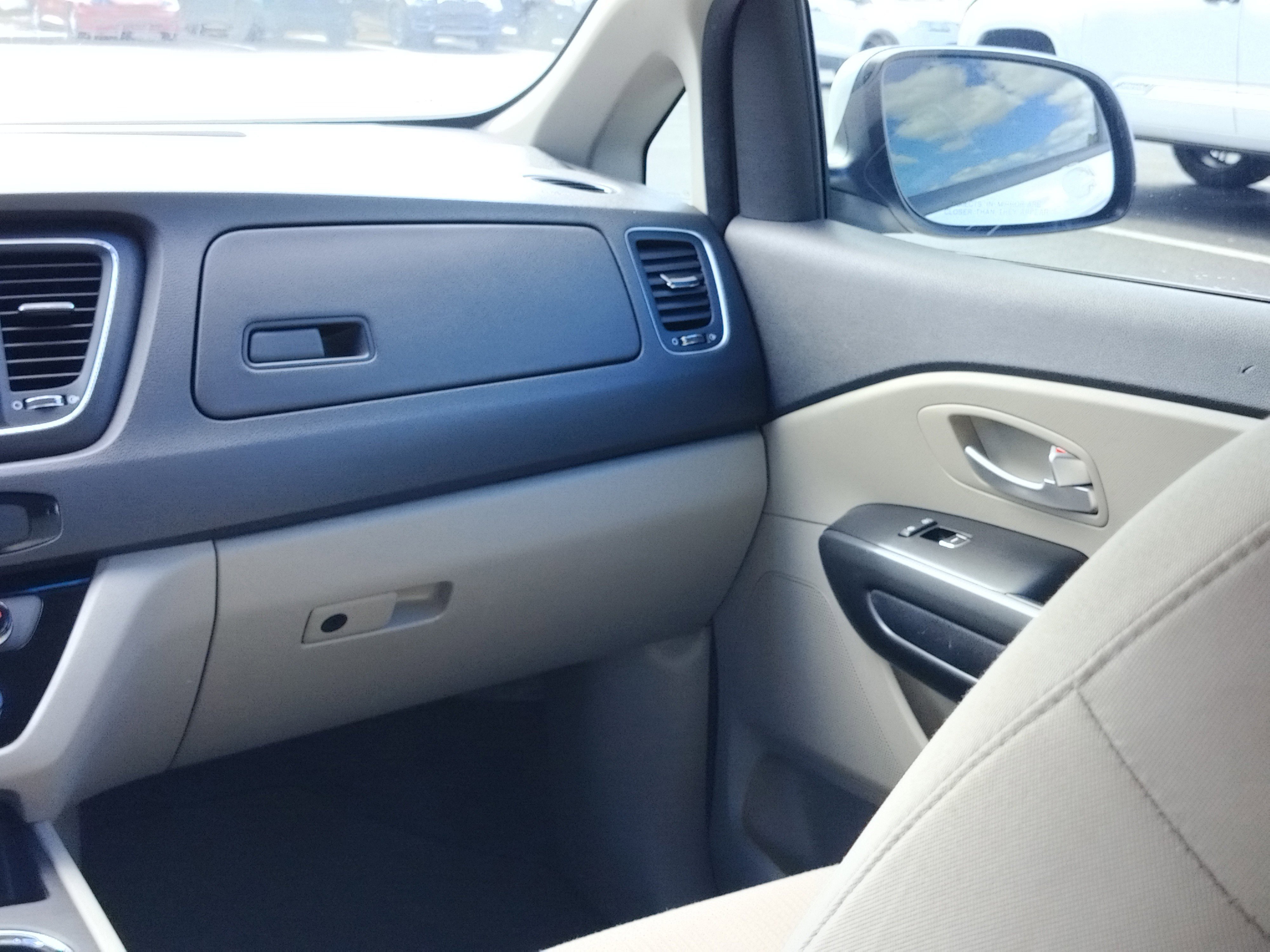 Used 2020 Kia Sedona L image 16