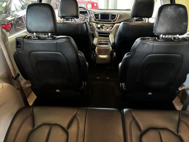 Used 2020 Chrysler Pacifica Touring-L FWD image 15