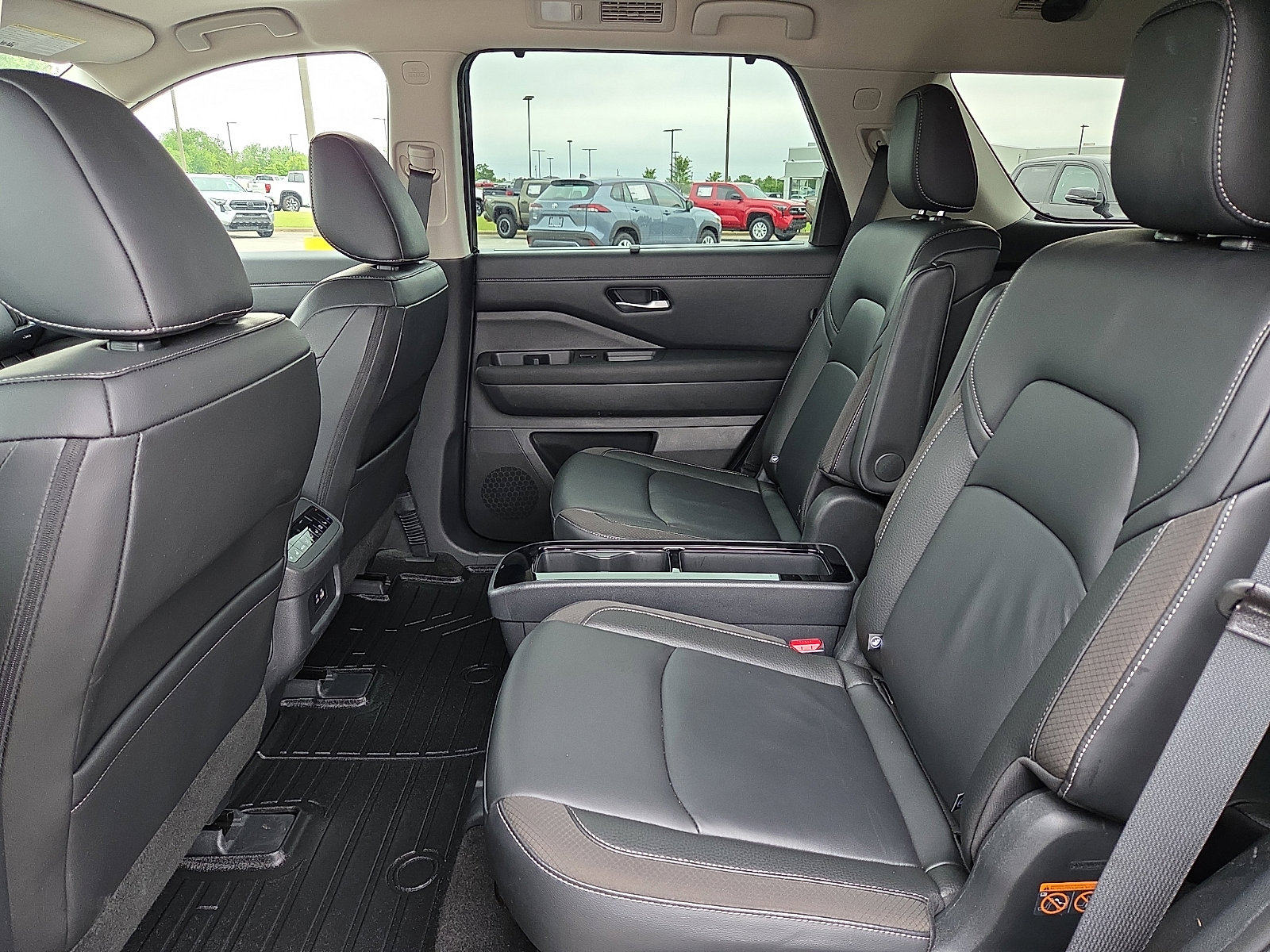 Used 2025 Nissan Pathfinder SL w/ SL Premium Package FWD image 11