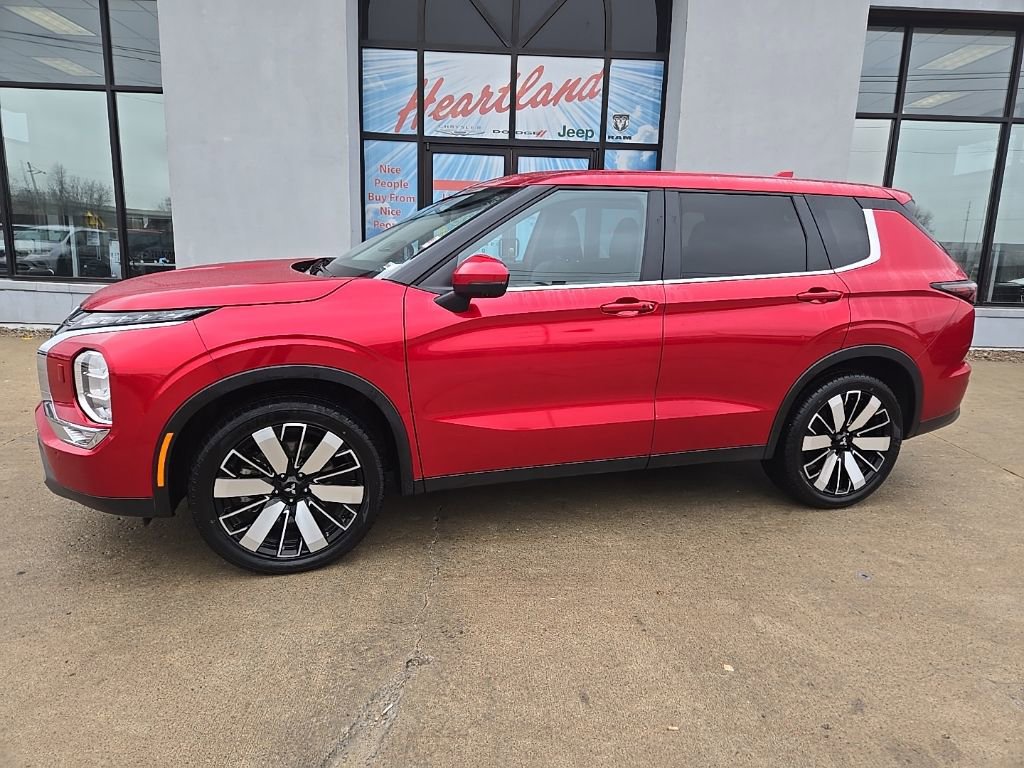 Used 2025 Mitsubishi Outlander SE image 4