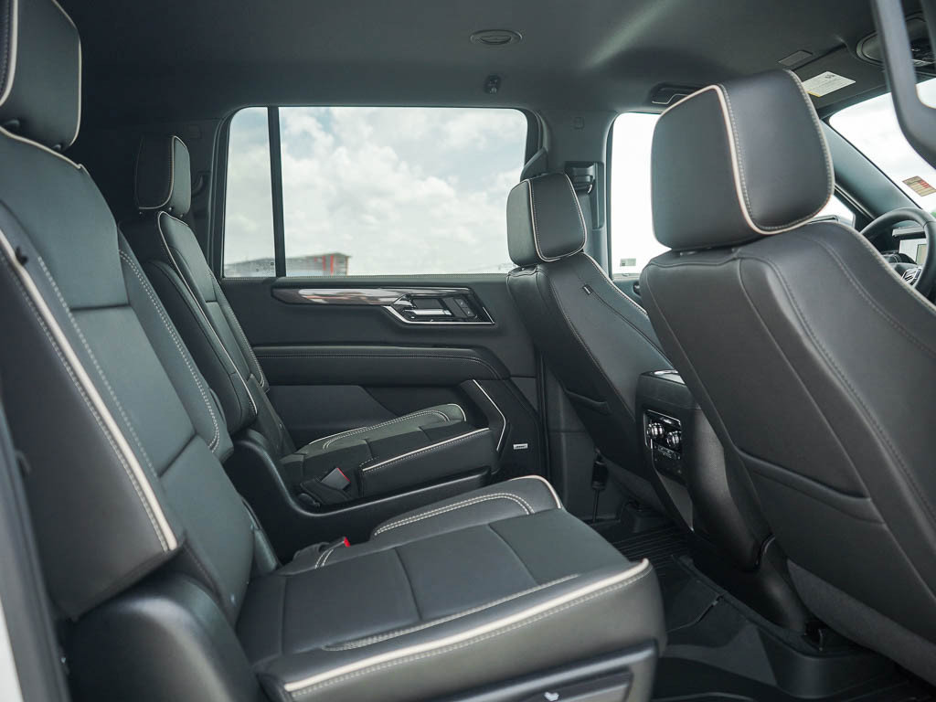 New 2026 GMC Yukon XL Elevation w/ LPO, Elevation Black Package AWD/4WD image 13