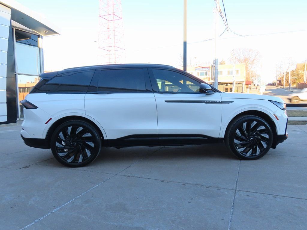 Used 2024 Lincoln Nautilus Reserve w/ Jet Appearance Package (87T) image 9