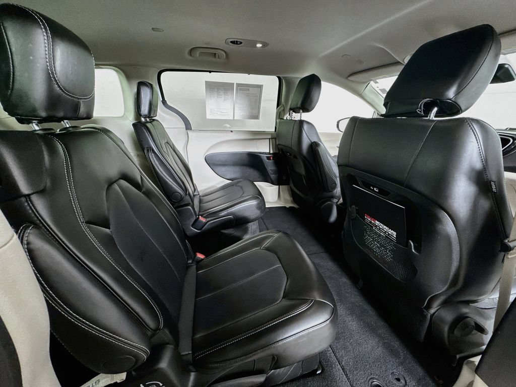 Used 2024 Chrysler Pacifica Touring-L FWD image 27