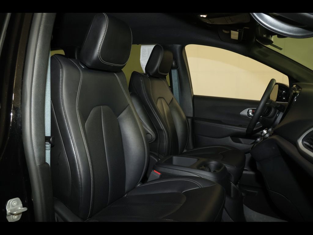 Used 2025 Chrysler Pacifica Select FWD image 29