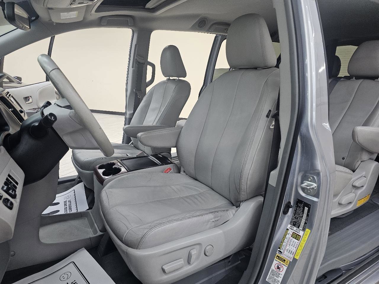 Used 2014 Toyota Sienna XLE FWD image 15