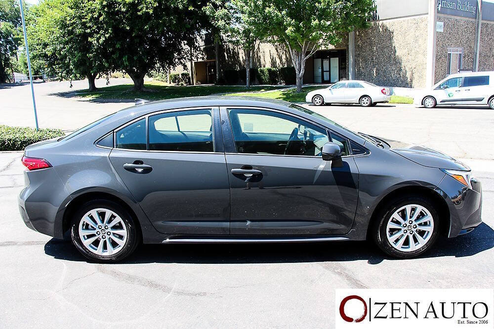 Used 2026 Toyota Corolla LE w/ LE Premium Package FWD image 5