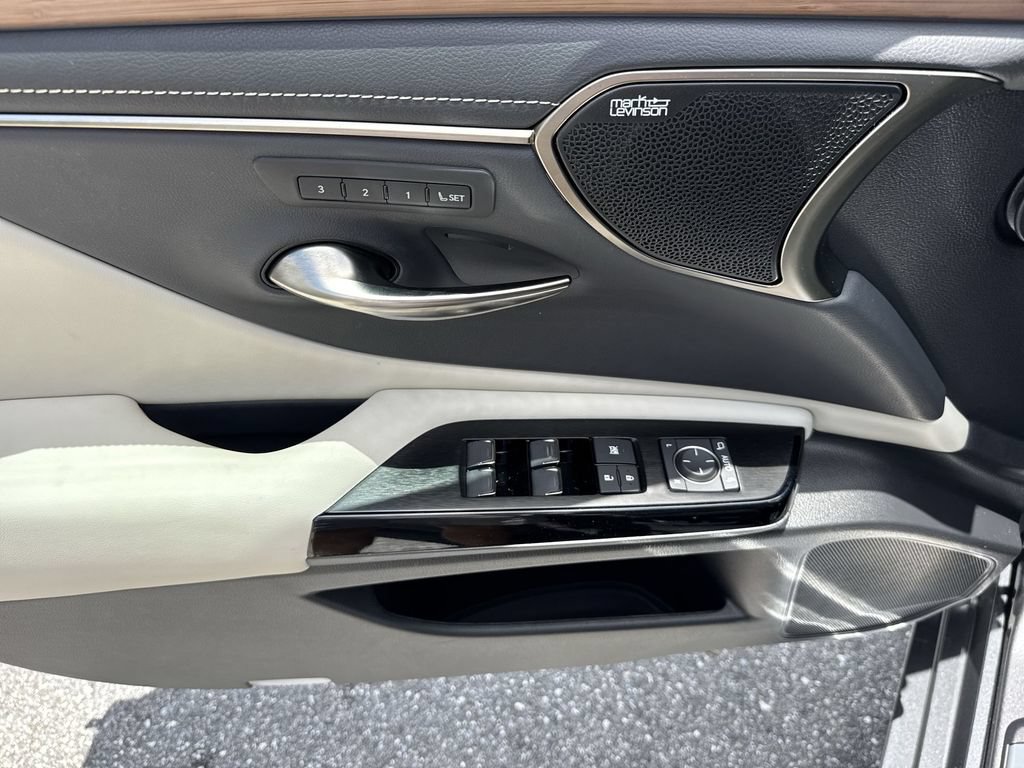 Used 2024 Lexus ES 300h Ultra Luxury w/ Accessory Package (Z2) FWD image 40