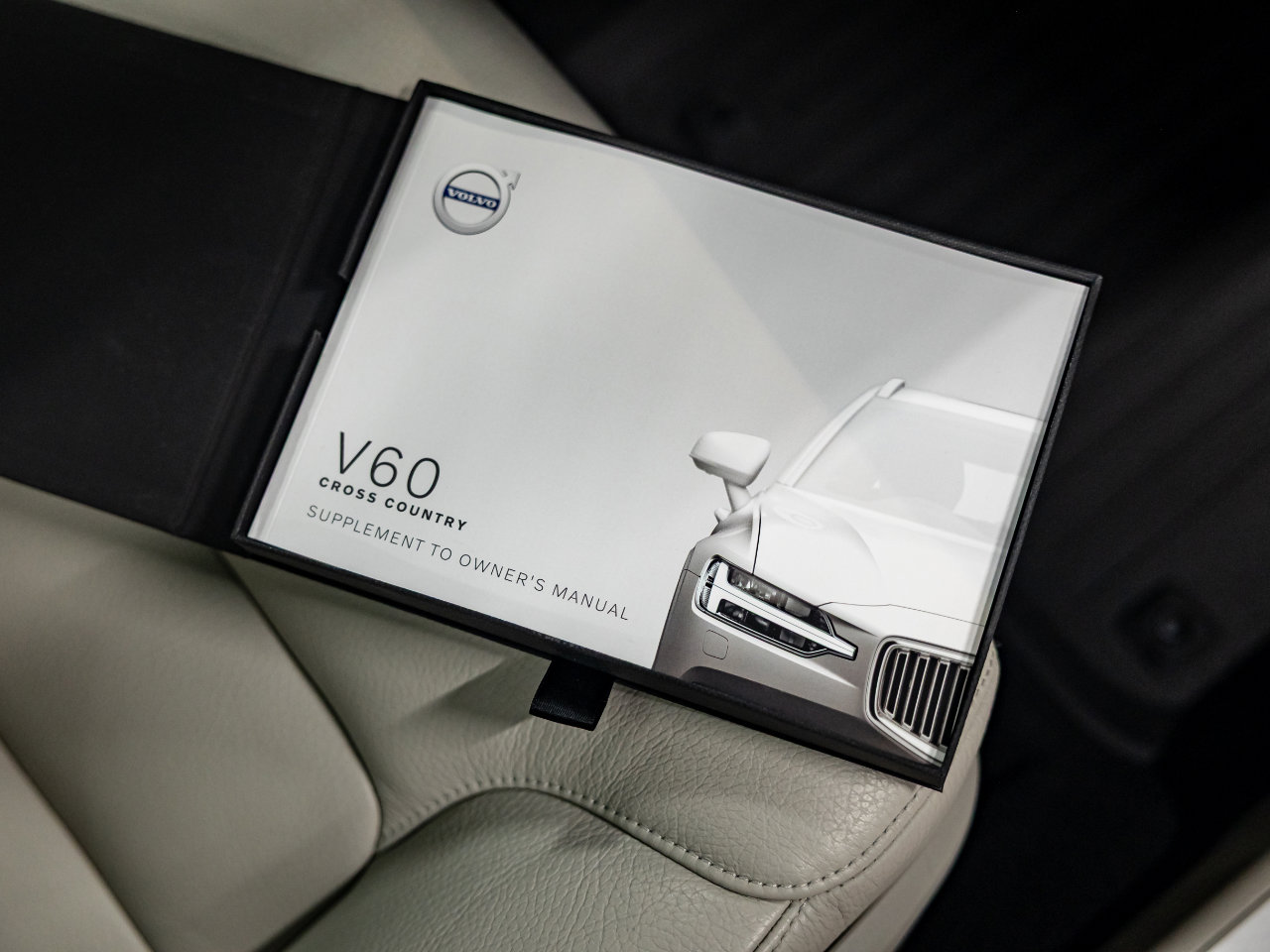 Used 2021 Volvo V60 T5 Cross Country image 13