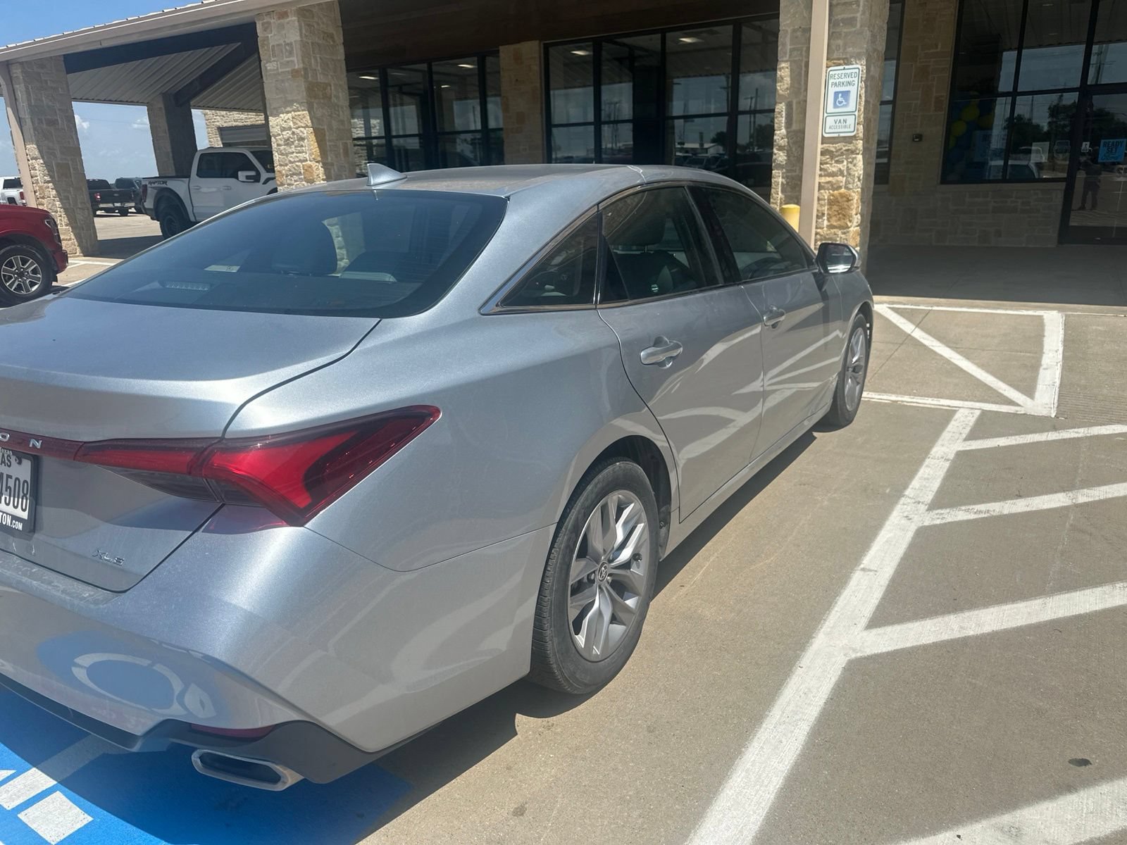 Used 2022 Toyota Avalon XLE FWD image 5