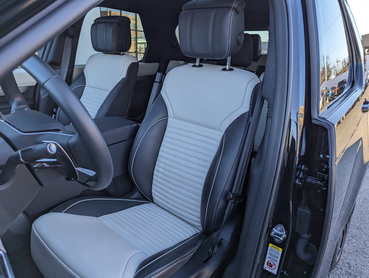 Used 2024 Land Rover Discovery Dynamic SE image 14