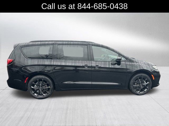 New 2026 Chrysler Pacifica Limited image 4