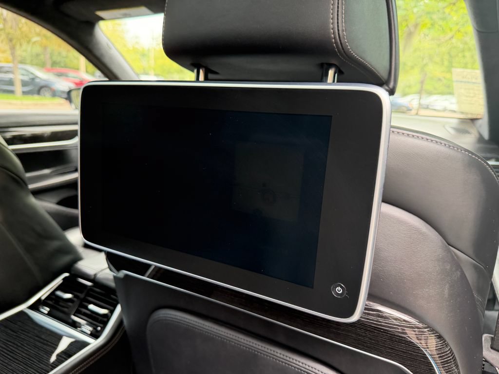 Used 2018 BMW 750i RWD image 9