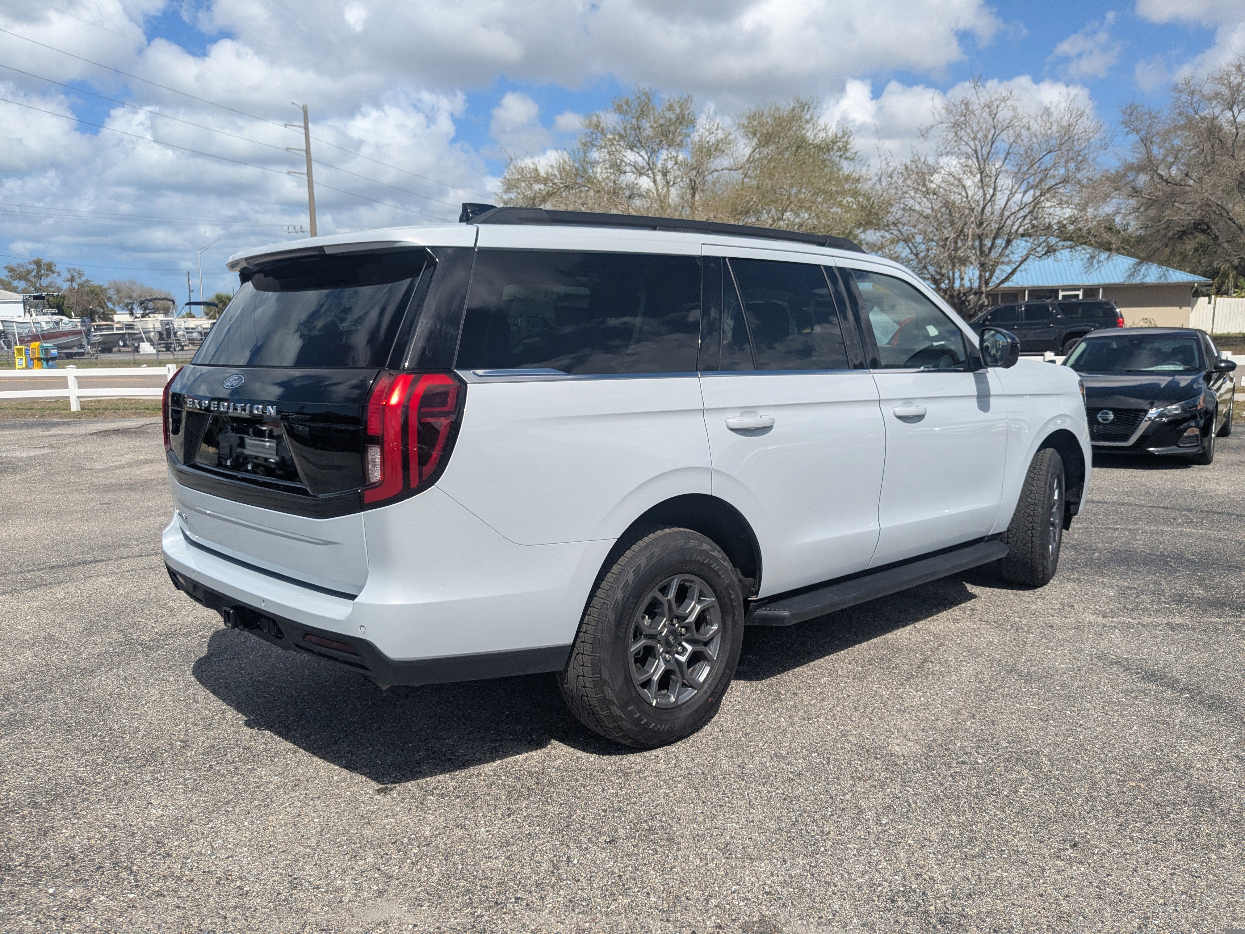 Used 2025 Ford Expedition Active image 4