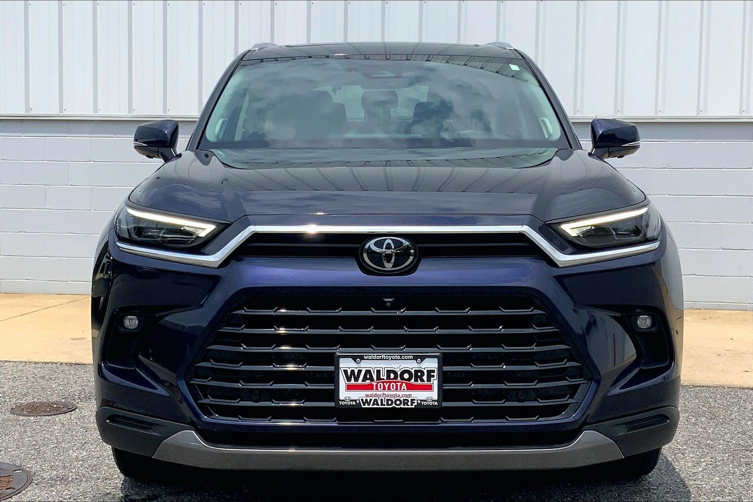 Used 2025 Toyota Grand Highlander AWD image 3
