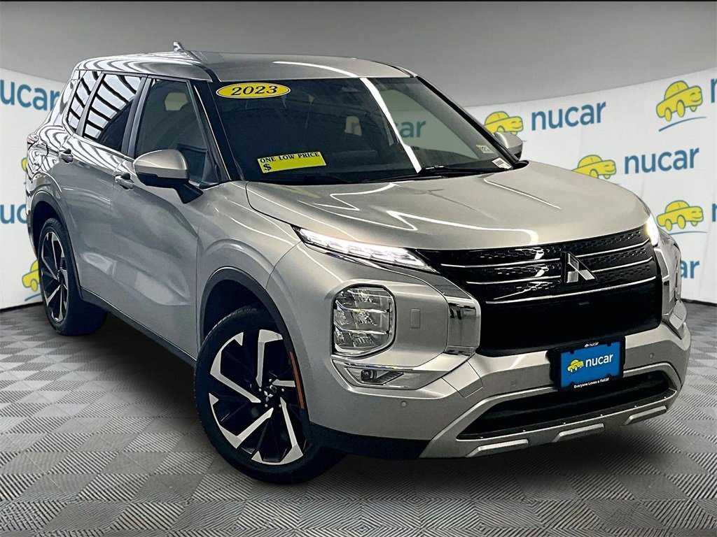 Used 2023 Mitsubishi Outlander SE image 1