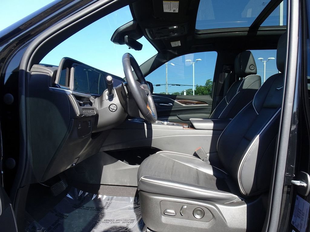 Used 2022 Cadillac Escalade ESV Premium Luxury w/ LPO, Radiant Package AWD/4WD image 8