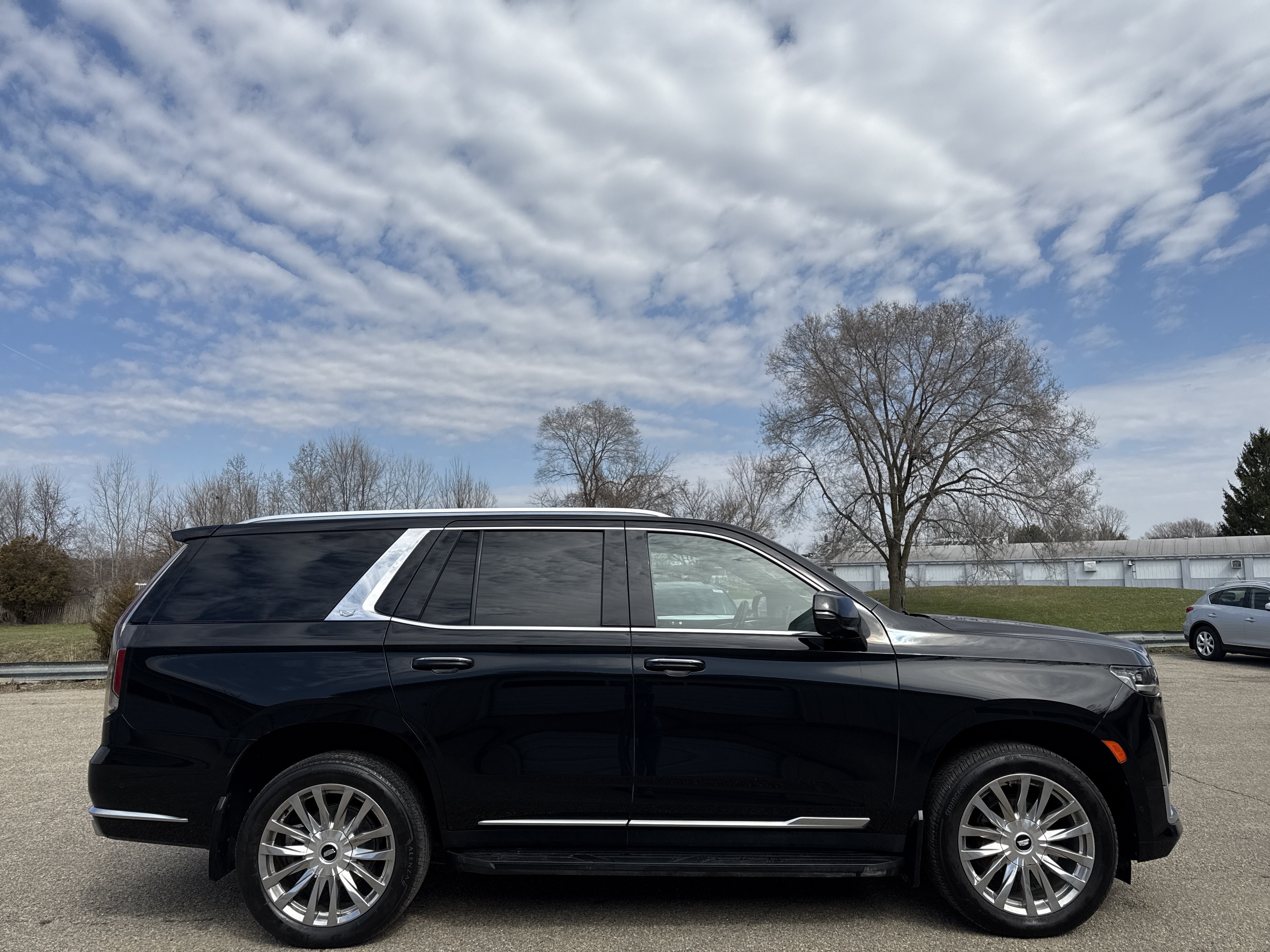Used 2021 Cadillac Escalade Premium Luxury w/ Performance Package AWD/4WD image 2