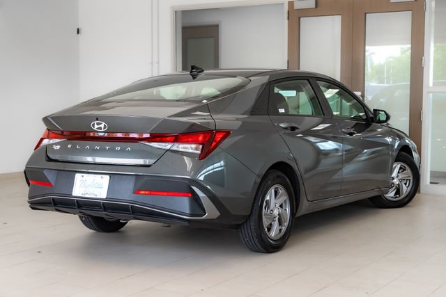 Certified 2025 Hyundai Elantra SE FWD image 29