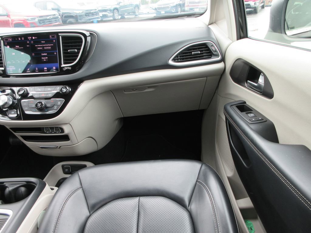 Used 2023 Chrysler Pacifica Touring-L image 16