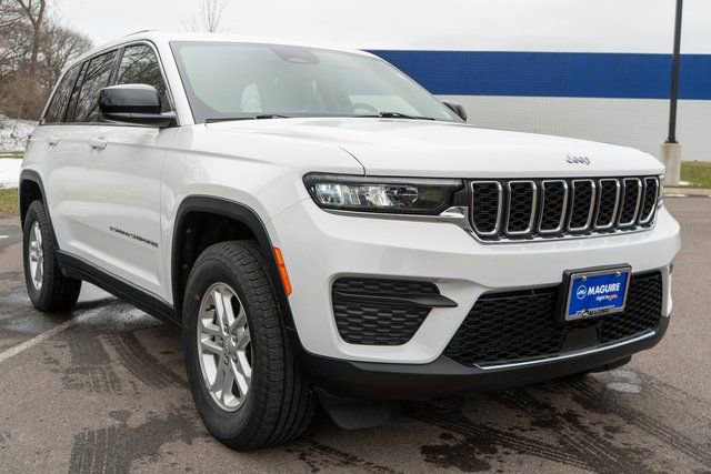 Used 2023 Jeep Grand Cherokee Laredo AWD/4WD image 4