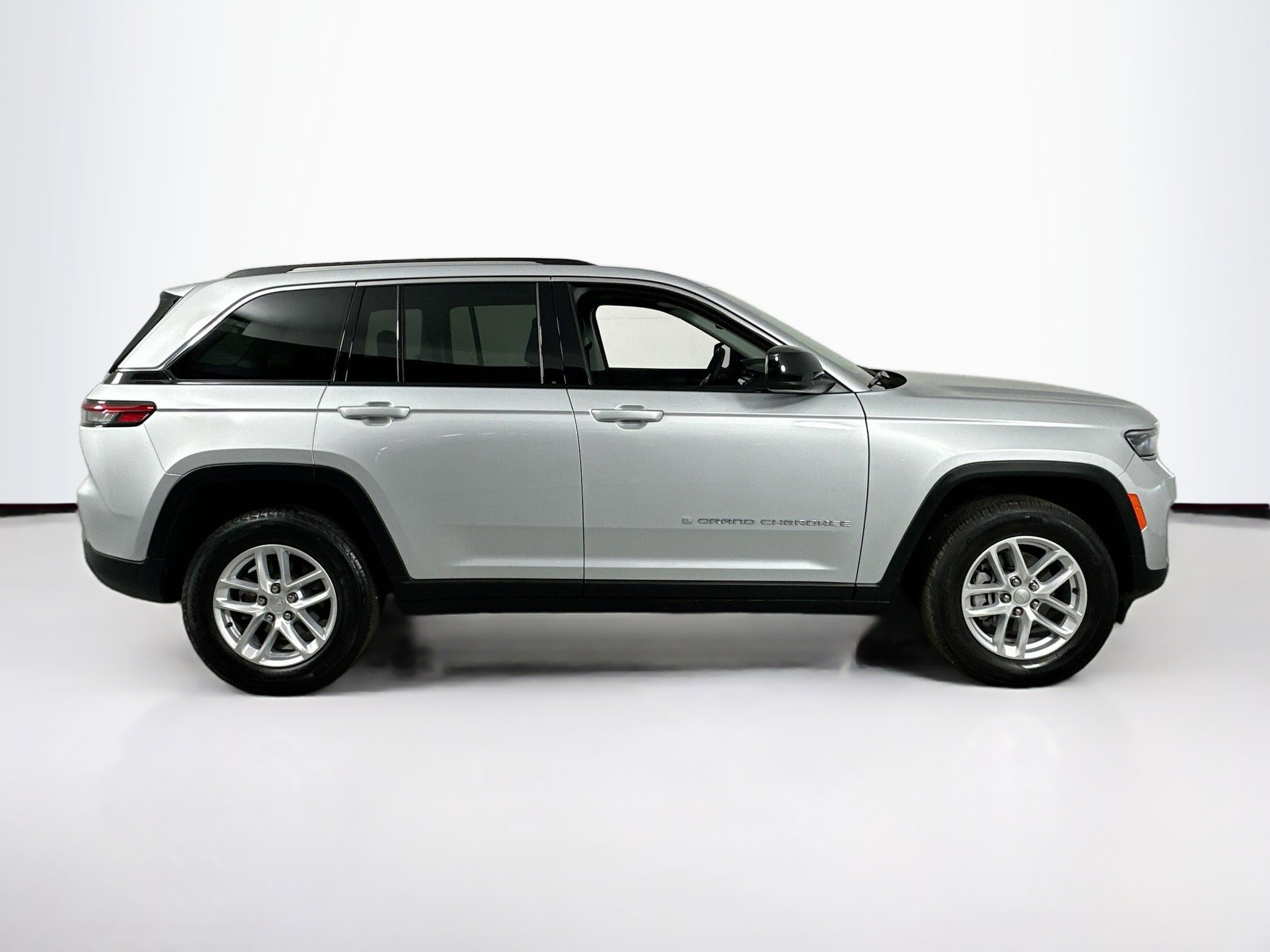 Used 2024 Jeep Grand Cherokee Laredo X image 4
