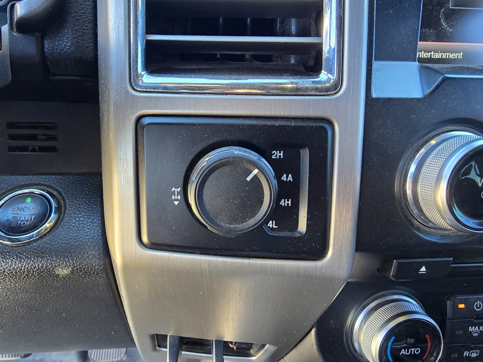 Used 2015 Ford F150 Platinum w/ Equipment Group 701A Luxury AWD/4WD image 24