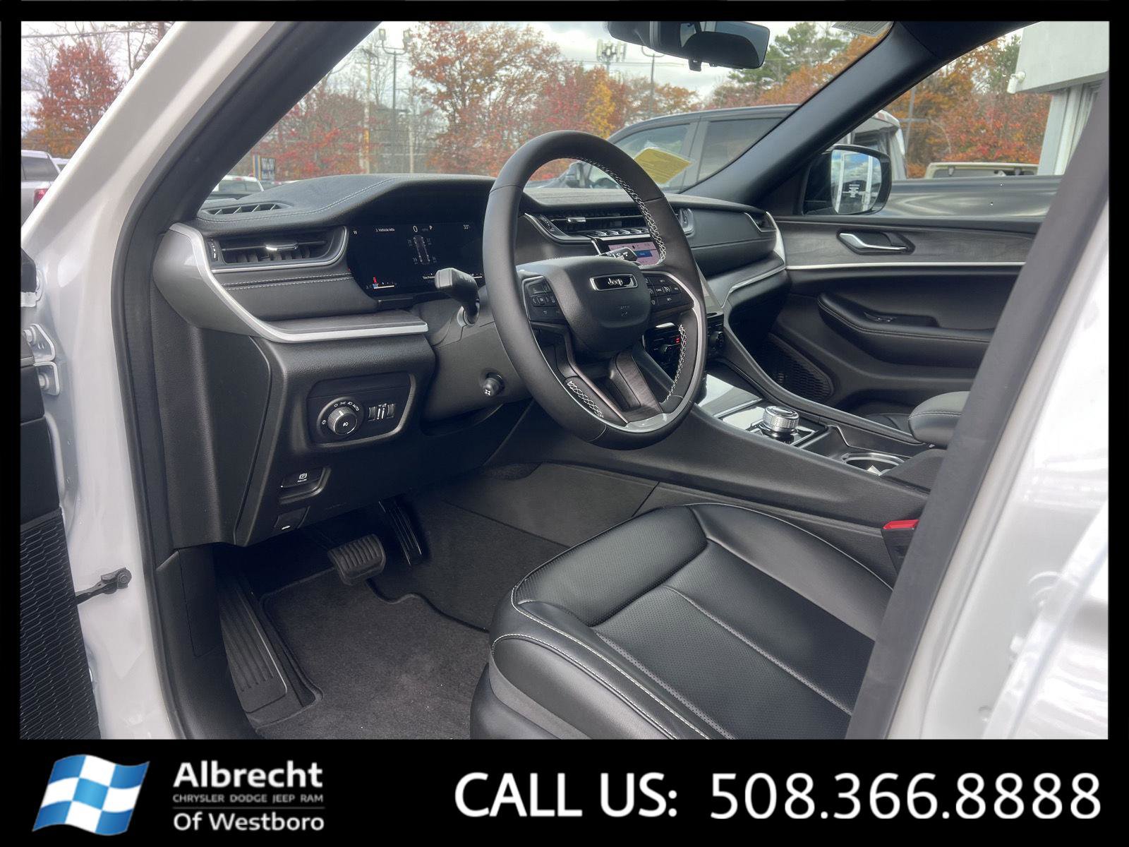 New 2025 Jeep Grand Cherokee Limited w/ Luxury Tech Group II image 8