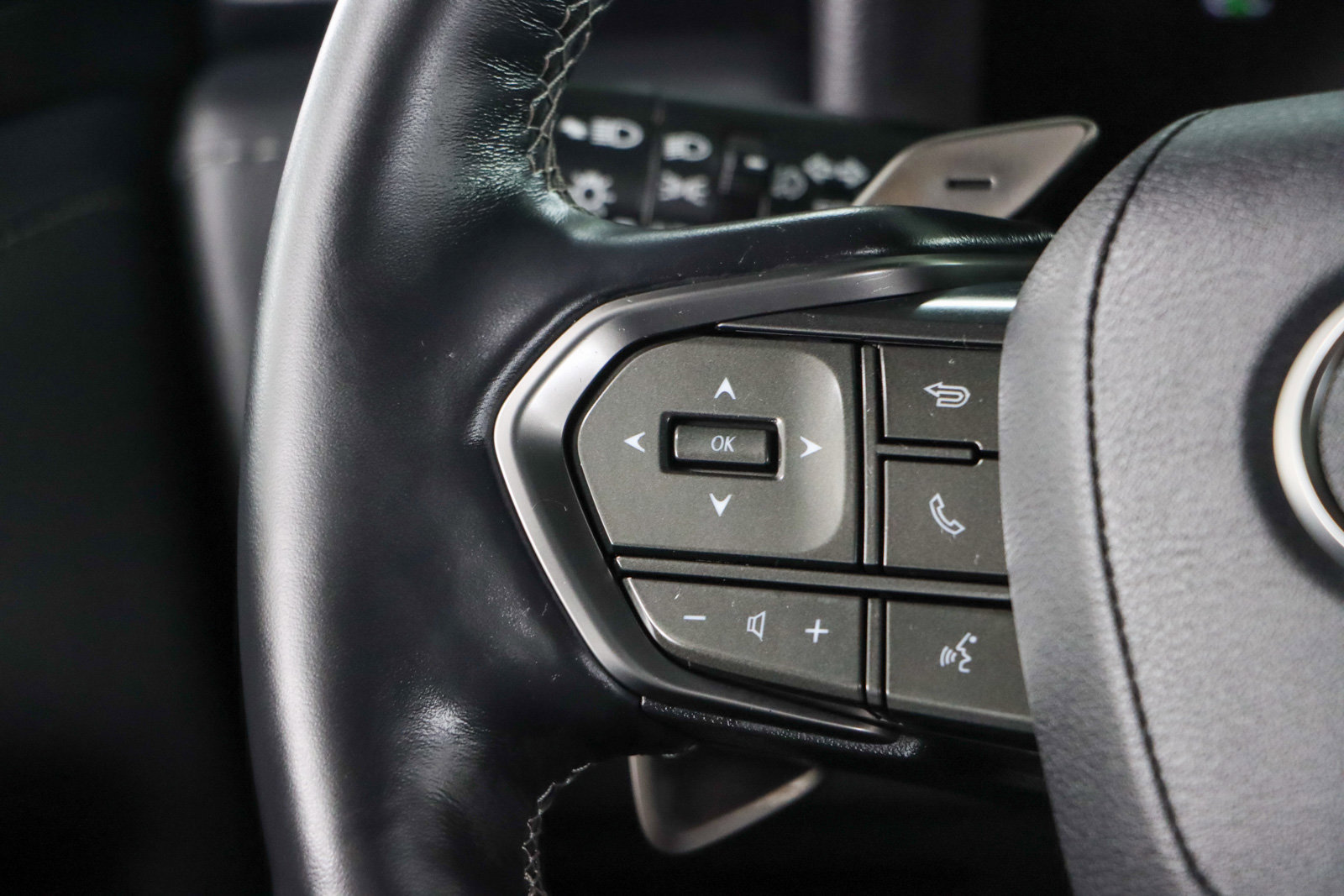 Used 2025 Lexus LX 600 4WD w/ Luxury Package image 14