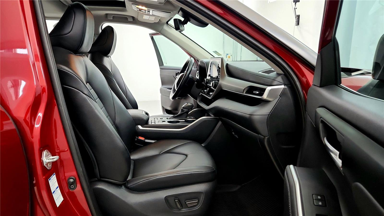 Used 2020 Toyota Highlander XLE image 17