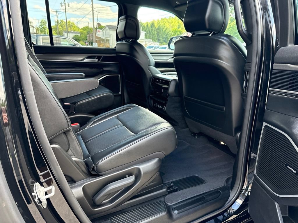 Used 2025 Jeep Wagoneer L Series II AWD/4WD image 29