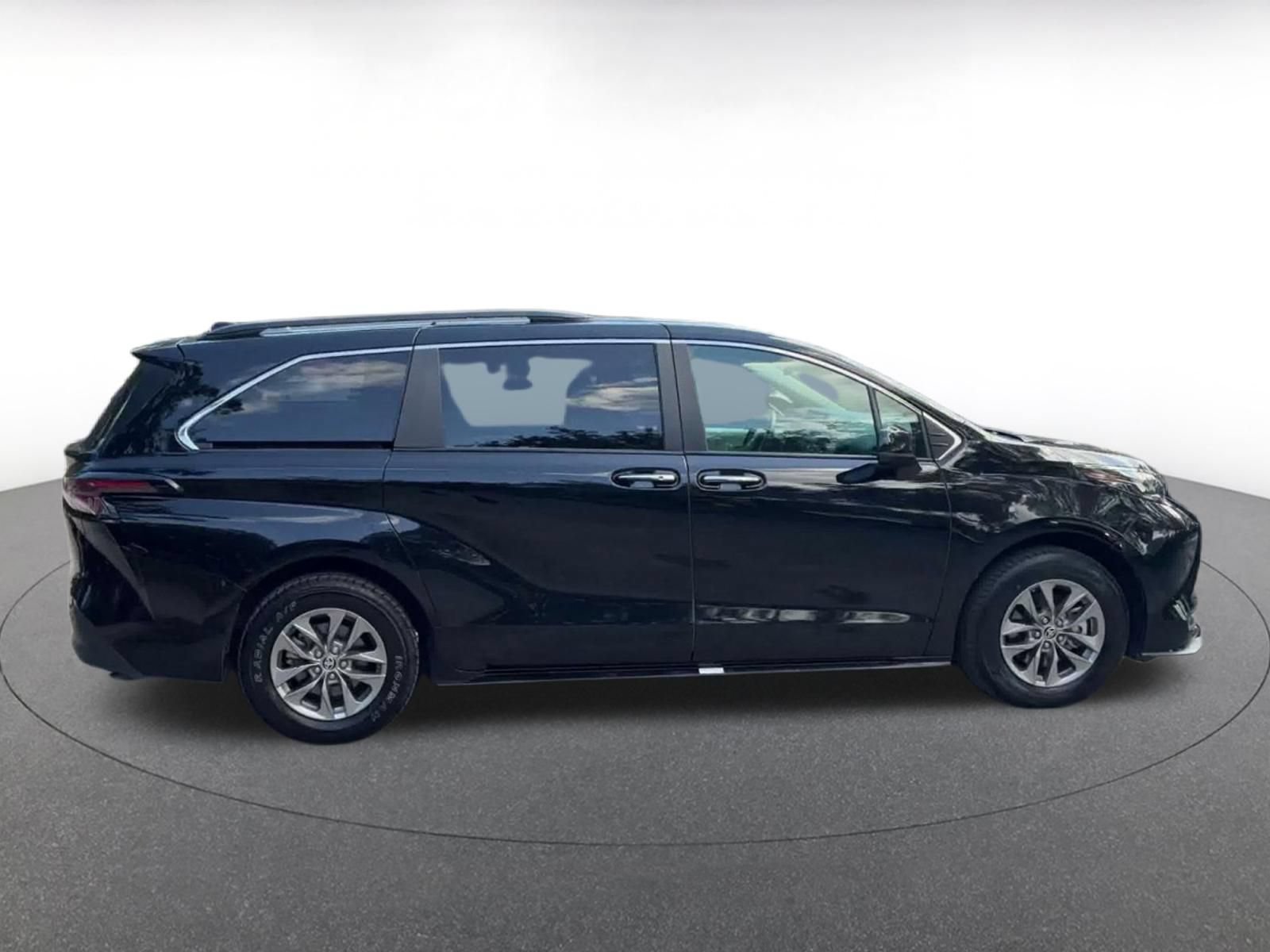 Used 2025 Toyota Sienna XLE FWD image 15