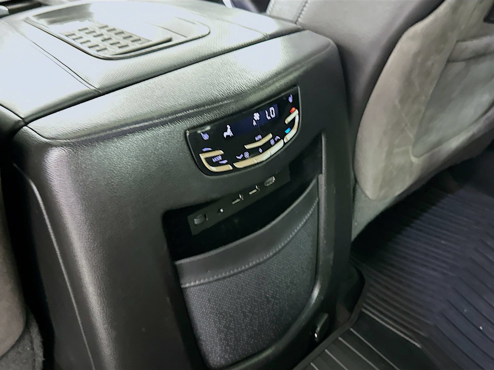 Used 2017 Cadillac Escalade Platinum AWD/4WD image 30