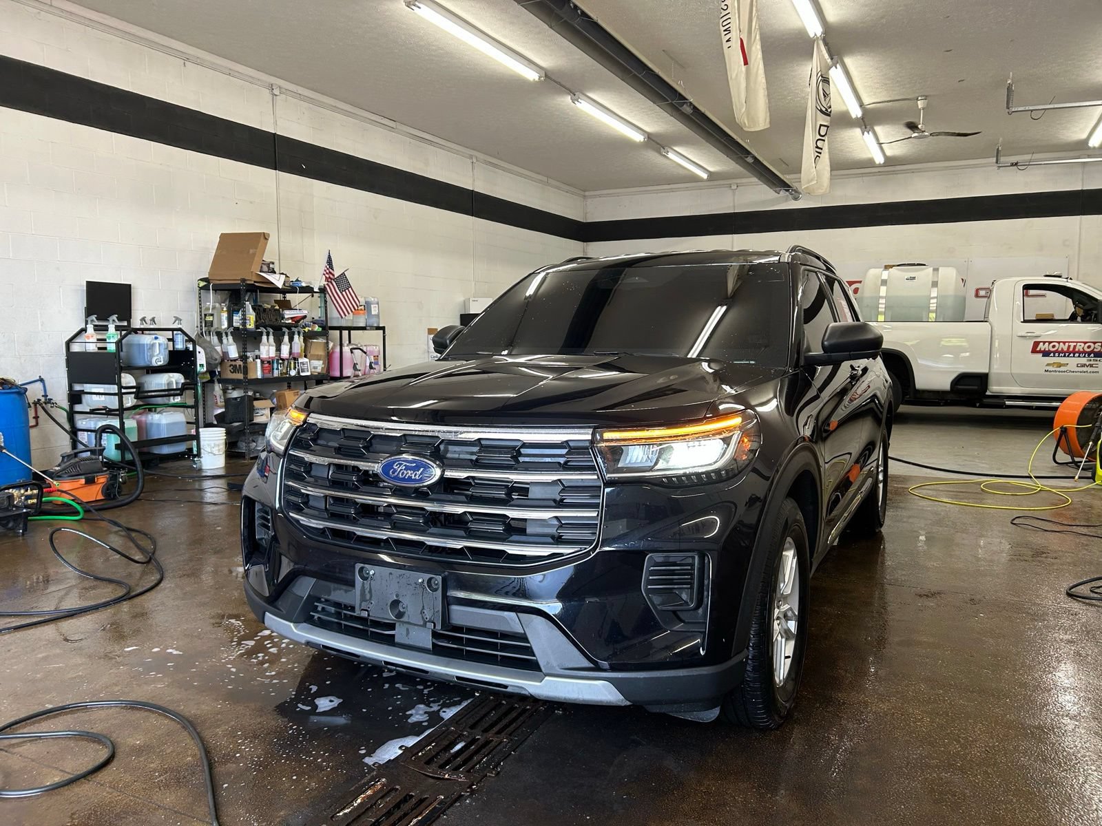 Used 2025 Ford Explorer Active AWD/4WD image 37