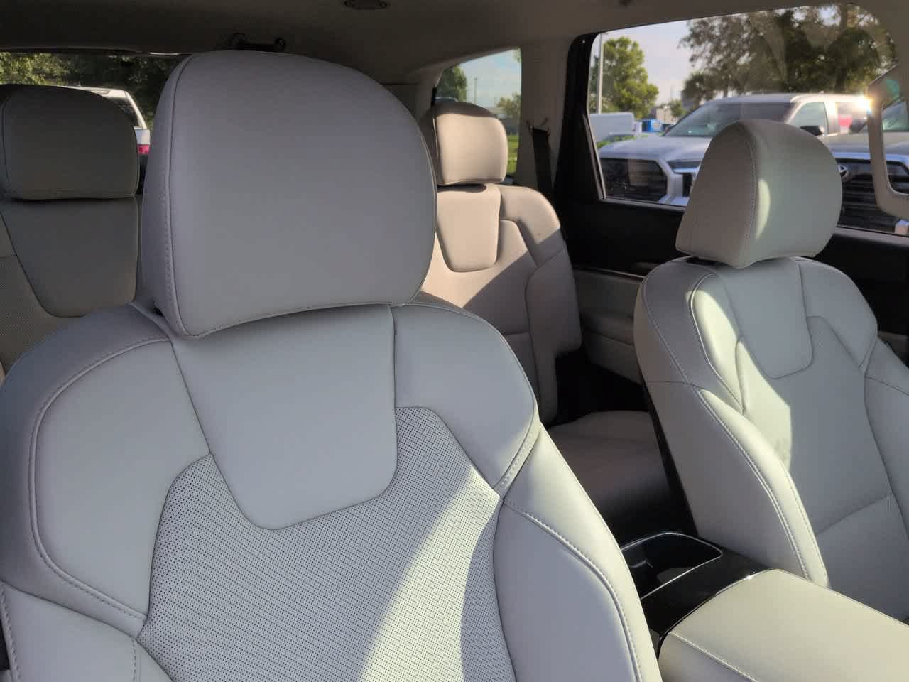 Used 2025 Kia Telluride S FWD image 7