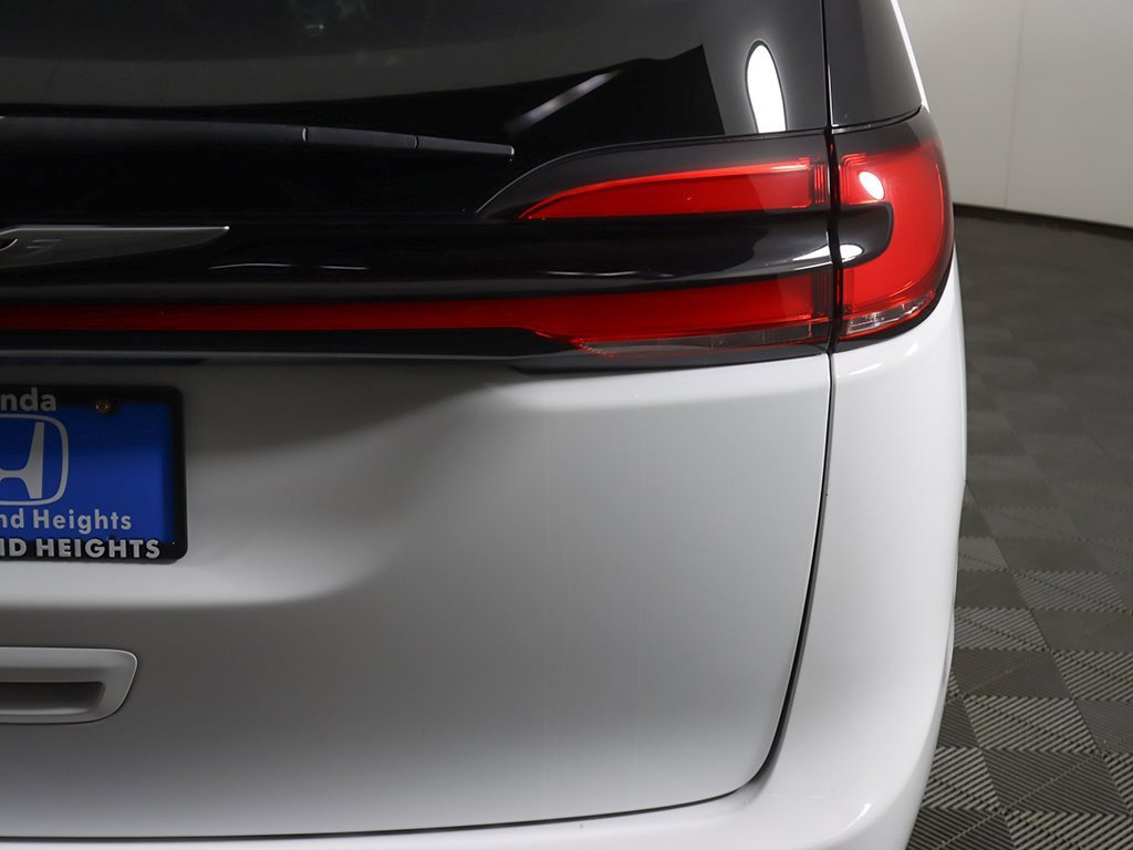 Used 2024 Chrysler Pacifica Touring-L image 16