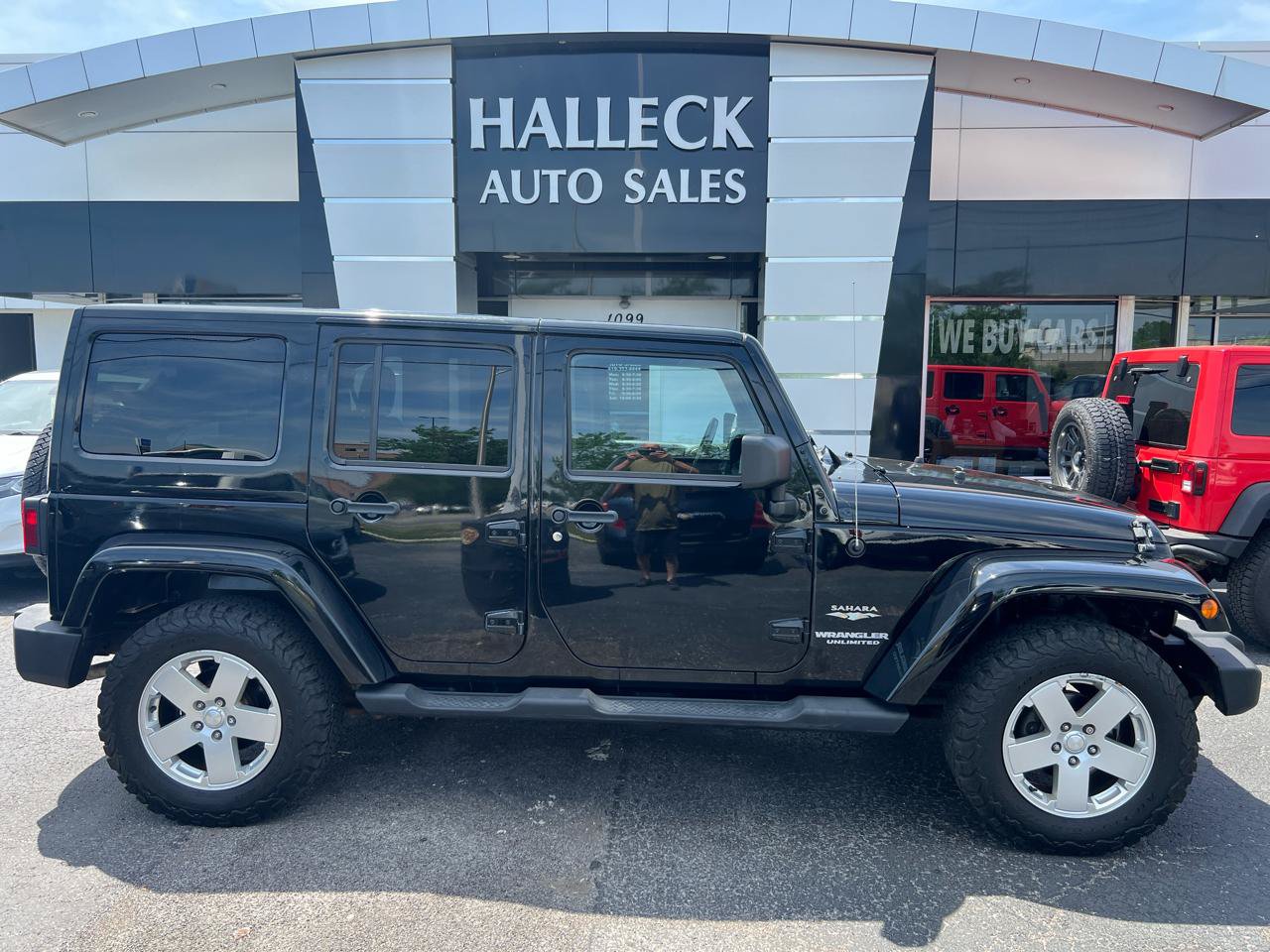 Used 2011 Jeep Wrangler Unlimited Sahara w/ Connectivity Group AWD/4WD image 1