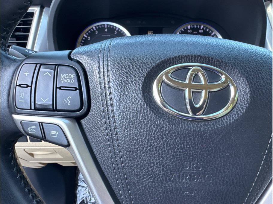 Used 2015 Toyota Highlander XLE AWD/4WD image 28