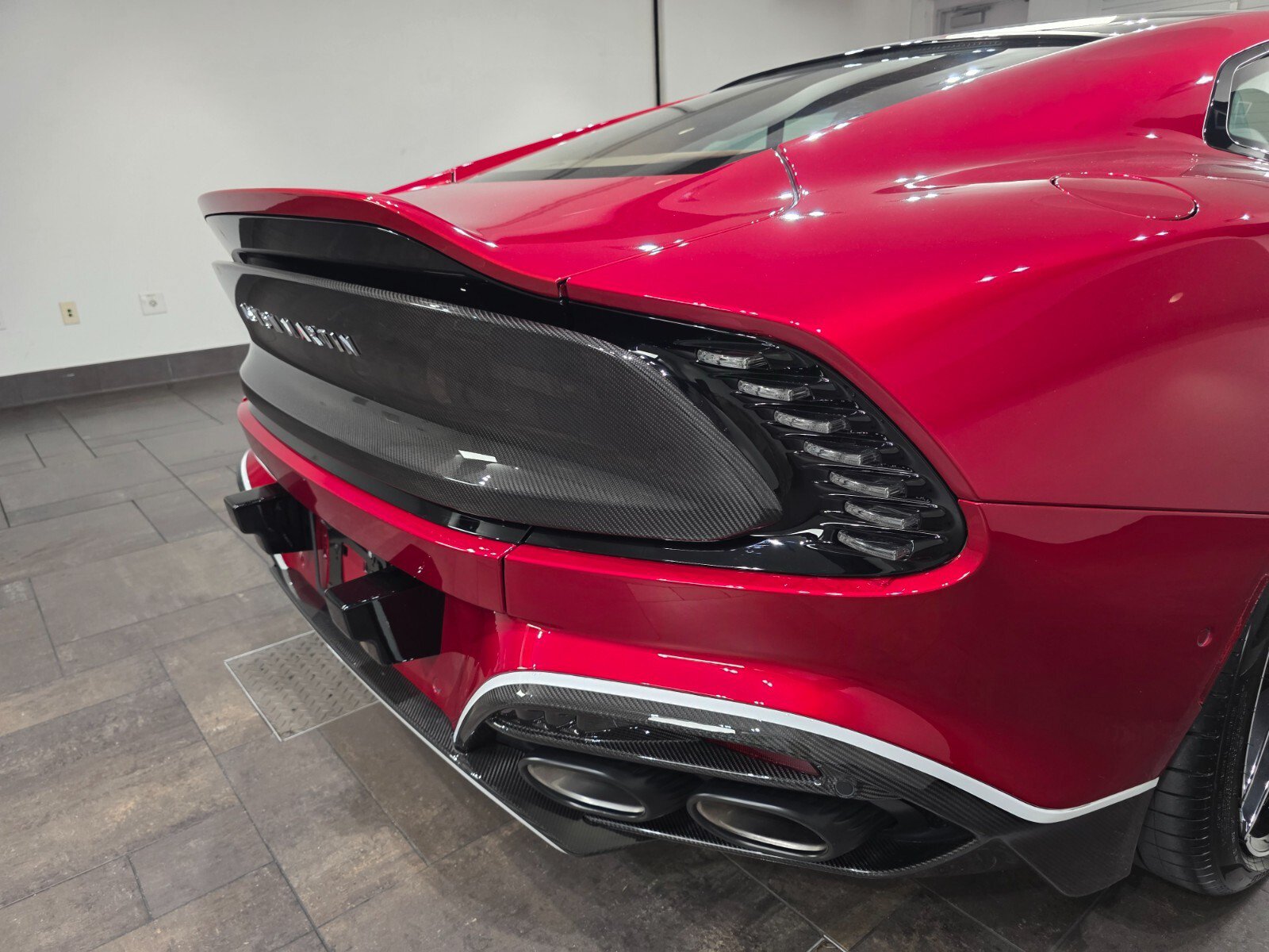 Used 2025 Aston Martin Vanquish RWD image 8