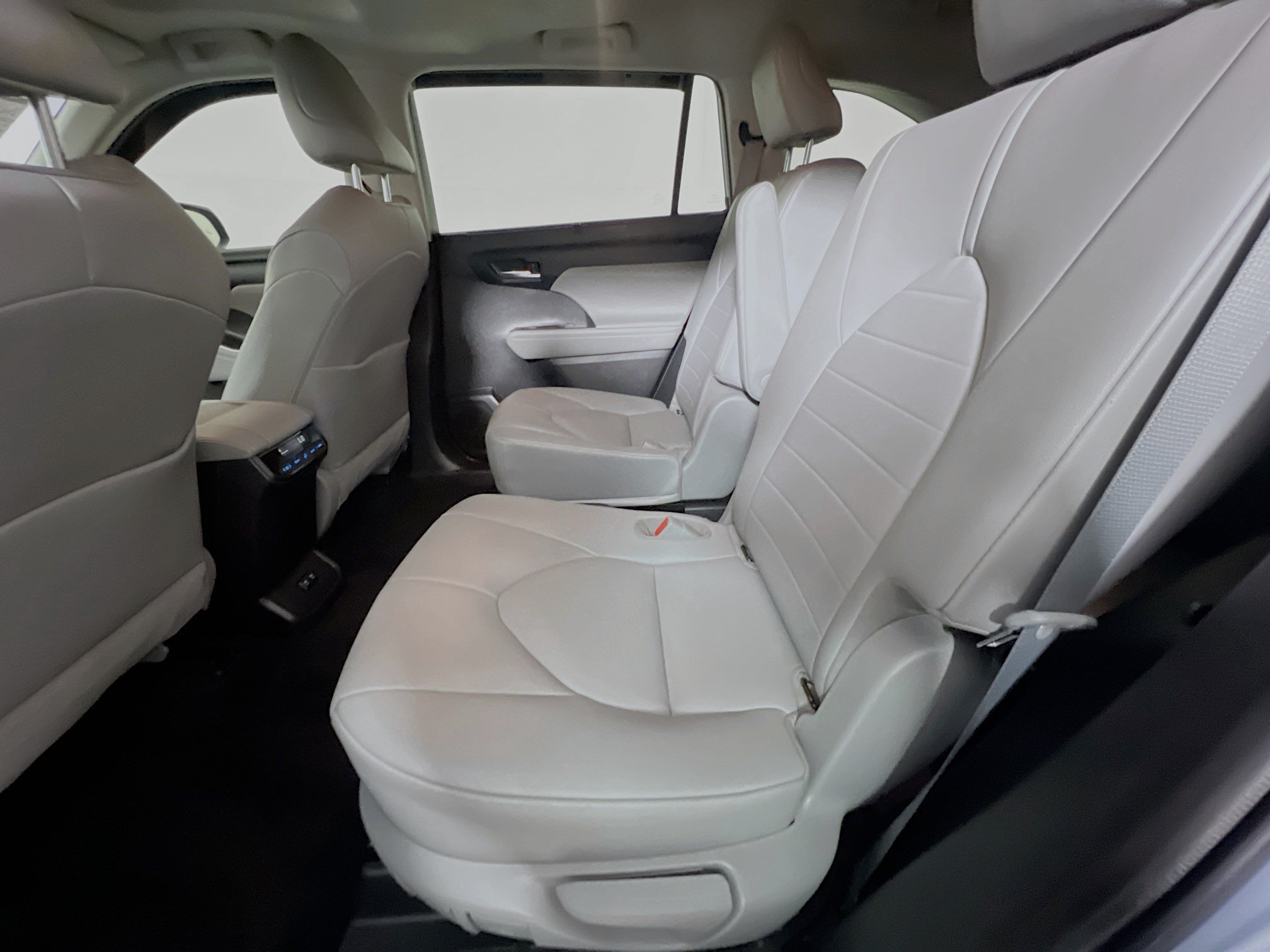 Used 2021 Toyota Highlander XLE FWD image 29