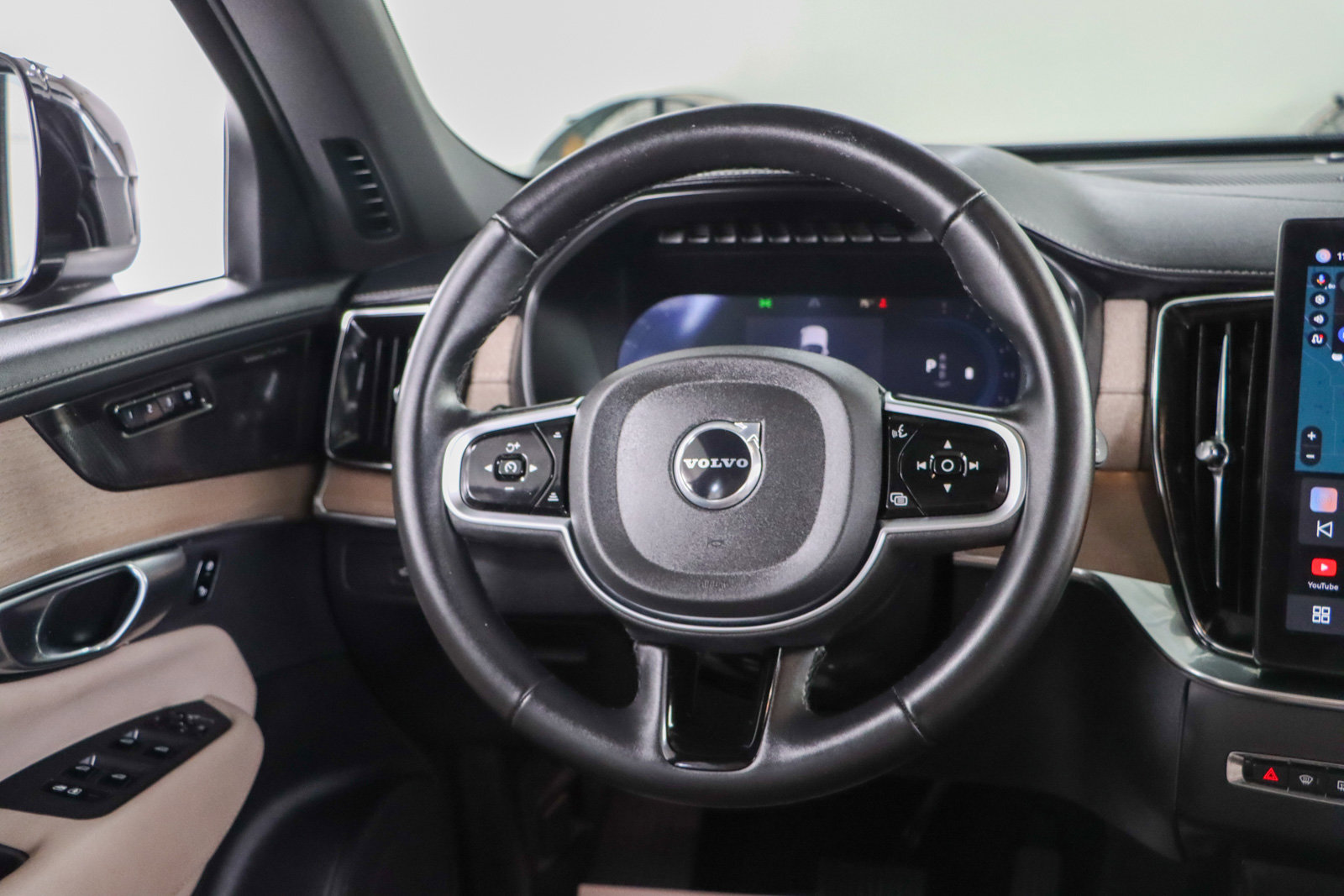 Used 2025 Volvo XC90 B6 Plus AWD/4WD image 12