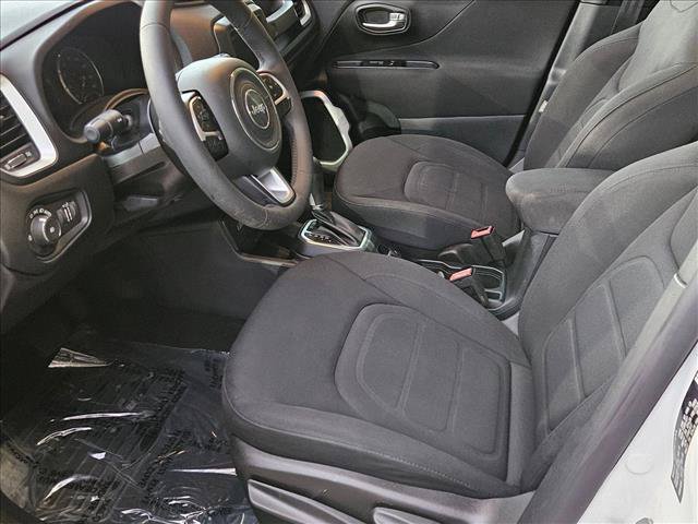 Used 2019 Jeep Renegade Latitude AWD/4WD image 15
