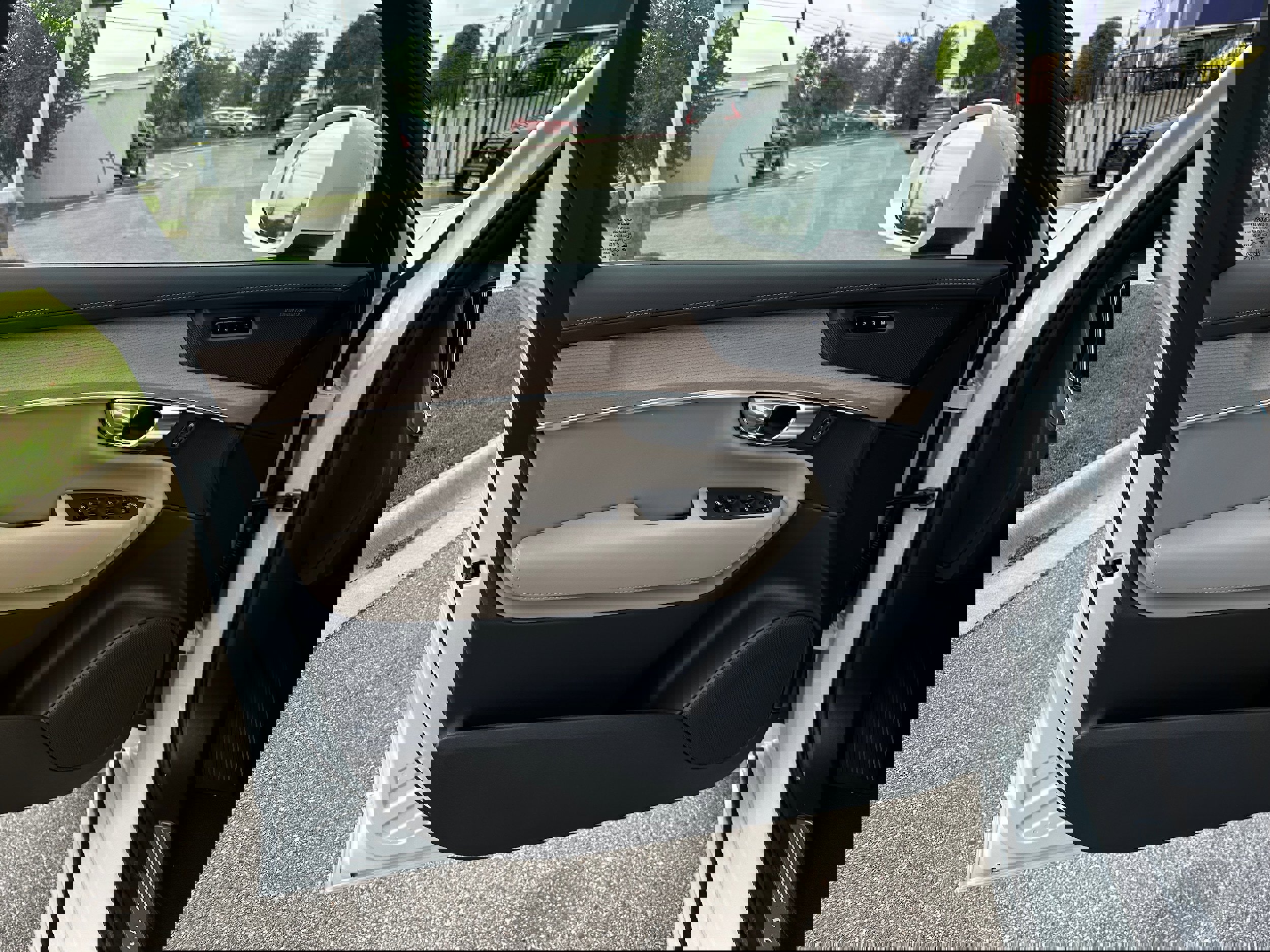 New 2025 Volvo XC90 T8 Plus w/ Protection Package Premier image 18