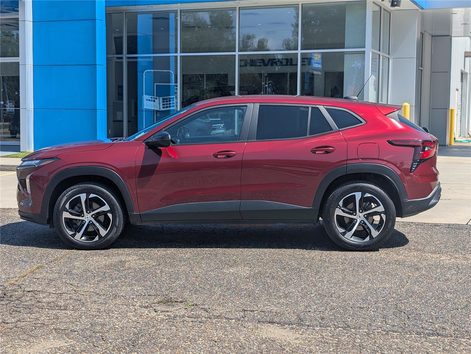 Used 2025 Chevrolet Trax RS w/ Driver Confidence Package FWD image 2
