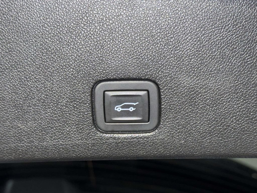 Used 2025 Cadillac XT6 Premium Luxury AWD/4WD image 20