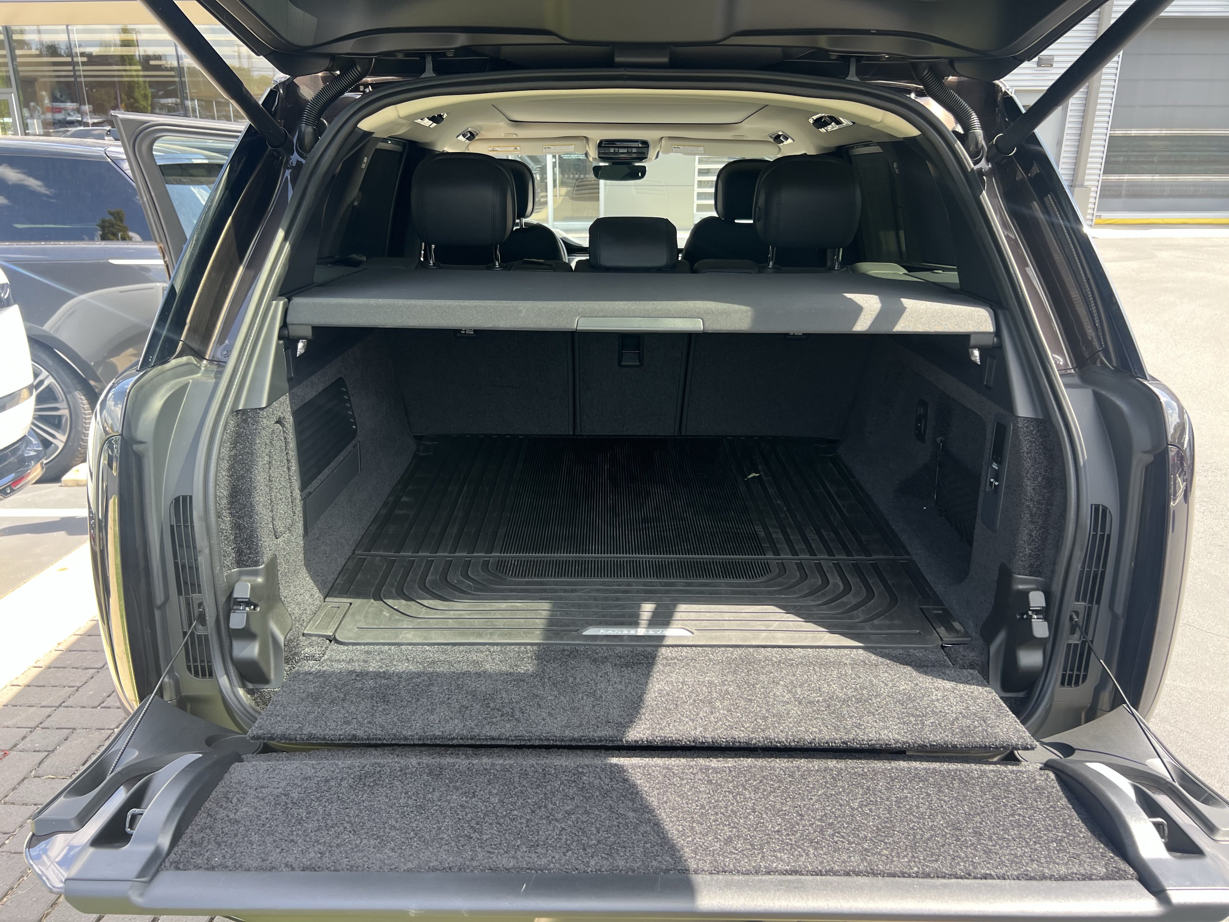 Certified 2026 Land Rover Range Rover SE AWD/4WD image 37