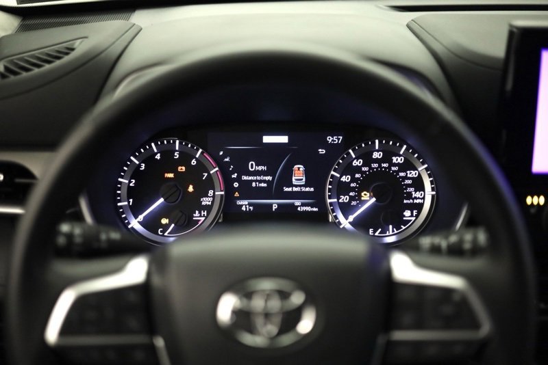 Used 2023 Toyota Highlander XLE image 14