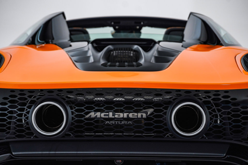 Used 2026 McLaren Artura Spider RWD image 17