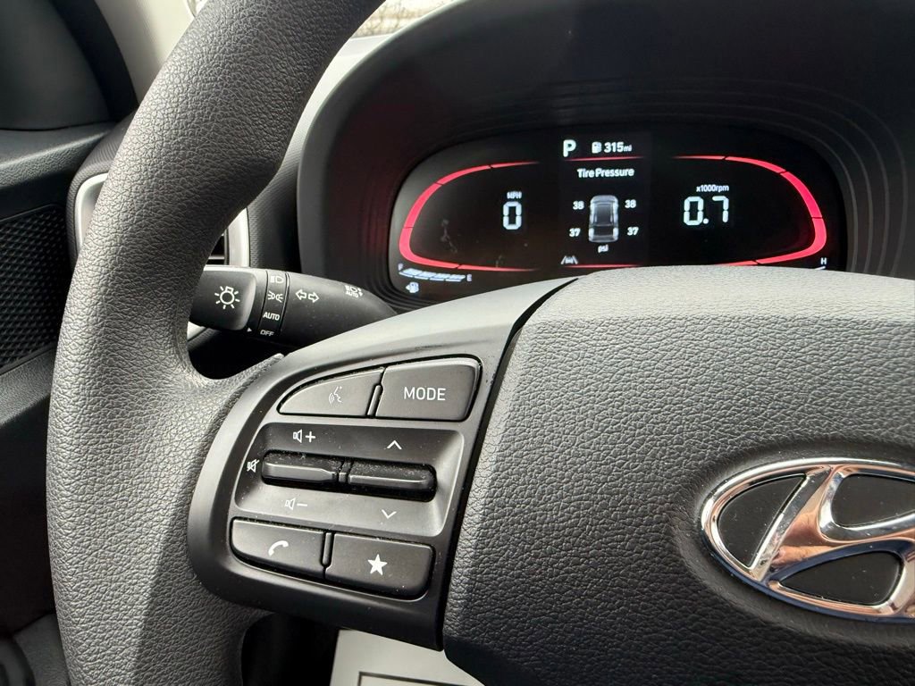 Certified 2025 Hyundai Venue SE image 16