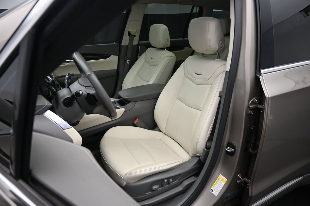 Used 2022 Cadillac XT6 Premium Luxury w/ Technology Package FWD image 9
